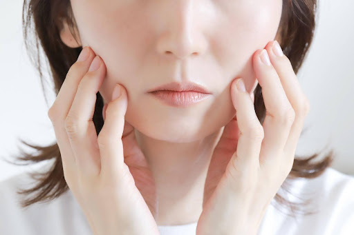 セルフケアでの改善が難しいニキビ跡のパターン